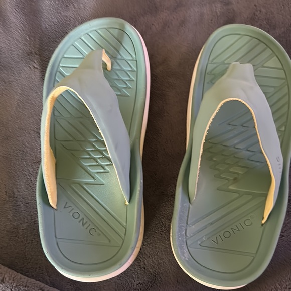 Vionic Restore Sandal. Size 7. Color Wasabi - Picture 6 of 7